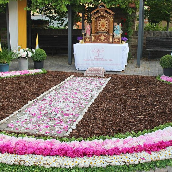 Ein Blumenteppich vor einem Altar