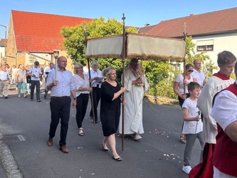 Die Prozession zieht vorbei. 