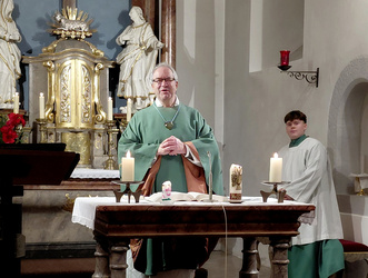 Pfarrer Rügamer am Altar in der Hausener Pfarrkirche mit dem KCH-Sessionsorden um den Hals.