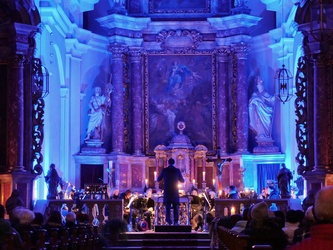Stimmungsvolles Bild in blauen Farbtönen von der Kirche beim Konzert