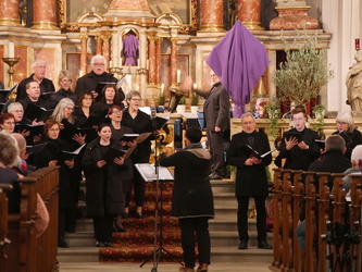 Der Chor Chorisma auf den Altarstufen