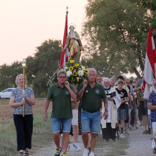Bei der Lichterprozession um die Kirche