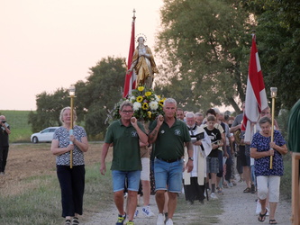 Bei der Lichterprozession um die Kirche
