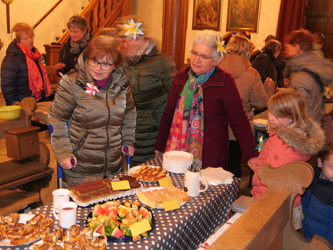 Blick auf den gedeckten Tisch in der Kirche.