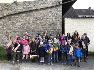 Ein Gruppenbild mit vielen Kindern.