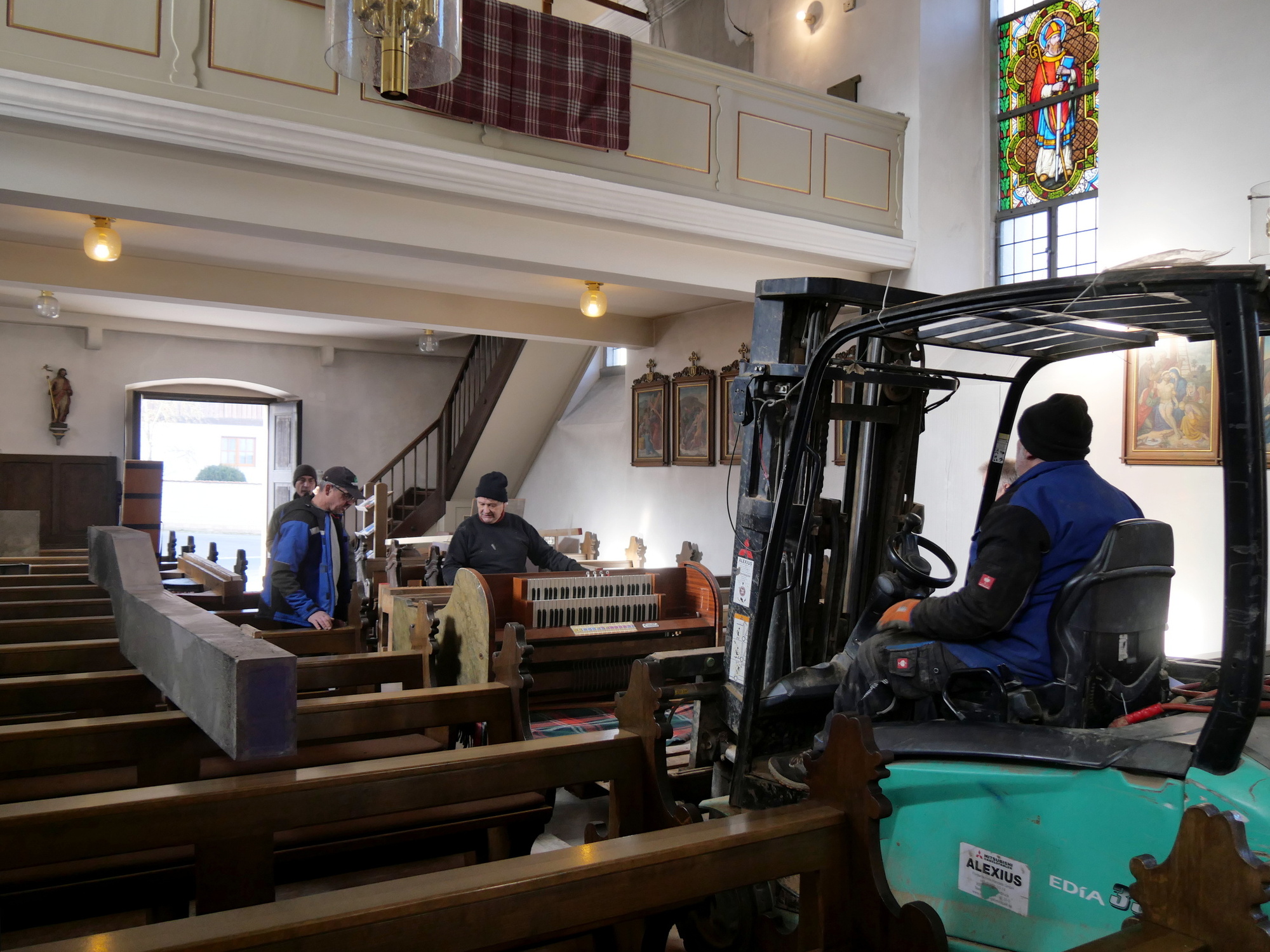 Der Orgelbauer Karle sichert die Orgel, die auf dem Gabelstapler in der Hausener Kirche liegt.