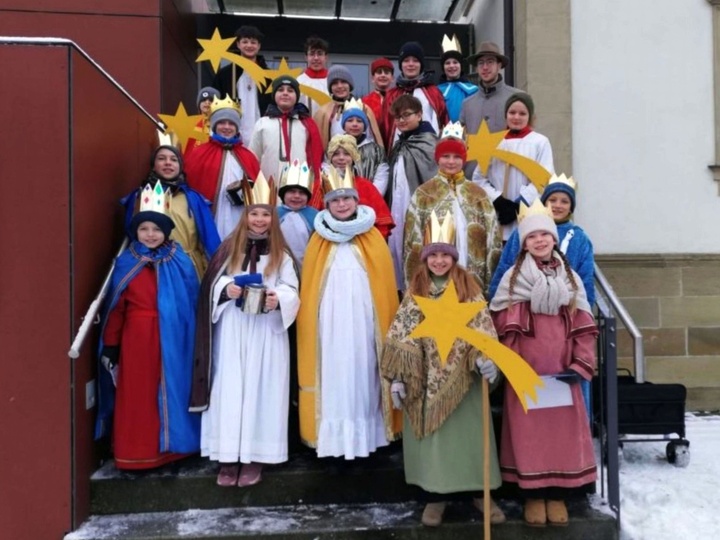 Ein Gruppenbild mit allen Sternsingern auf einer Treppe.