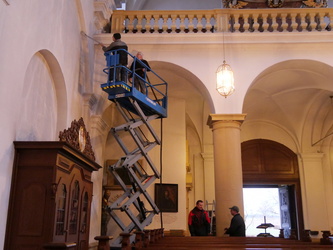 Die Balustrade der Empore wird sauber gemacht.