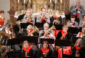 Blick von der Empore auf einen Teil der Musizierenden.