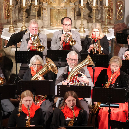 Blick von der Empore auf einen Teil der Musizierenden.