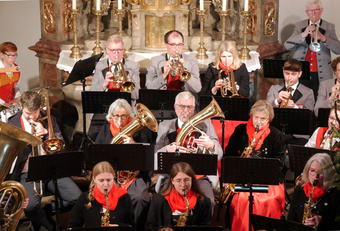 Blick von der Empore auf einen Teil der Musizierenden.