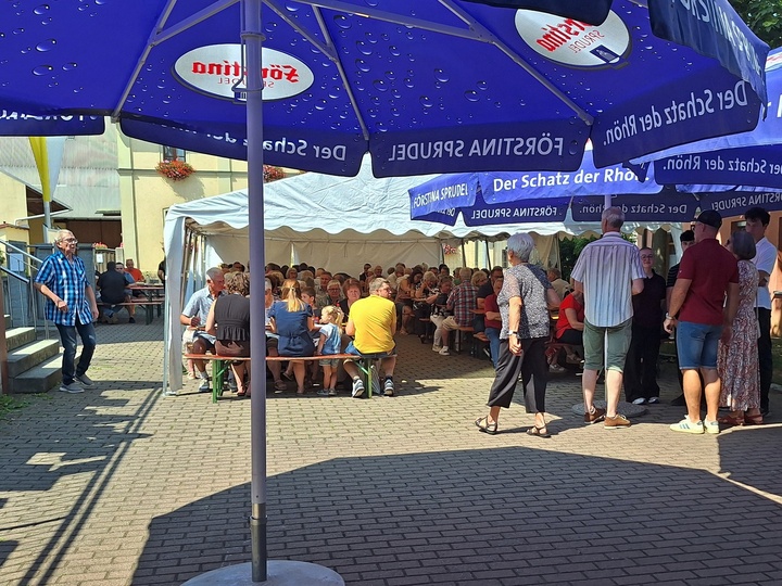 Das Bild zeigt eine Festgemeinschaft beim Mittagessen.