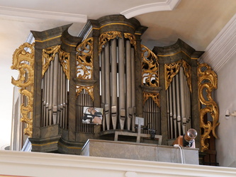Die Orgel in Hausen vor dem Ausbau.
