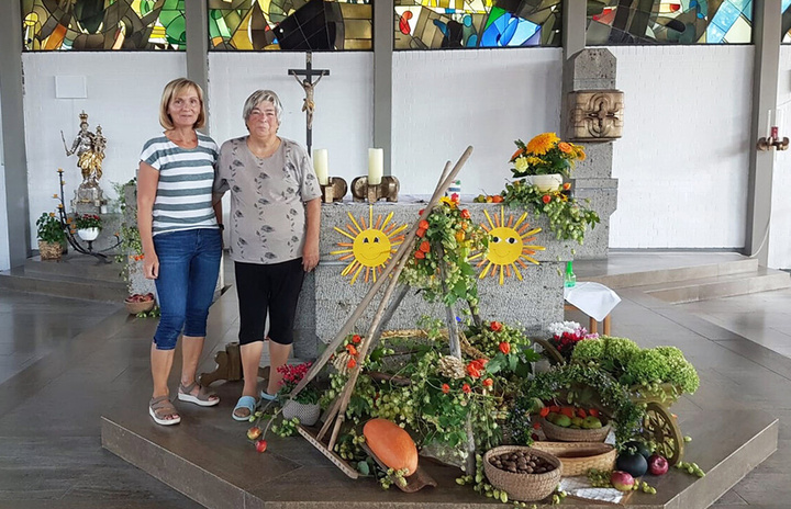 Erntealtar mit den zwei Gestalterinnen